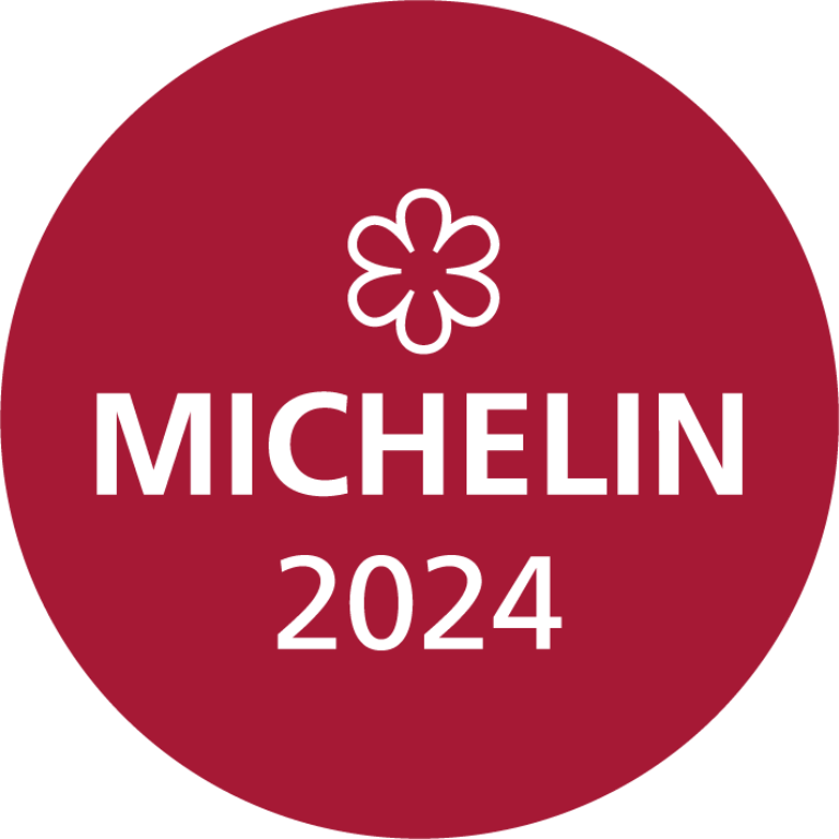 Runder roter Hintergrund mit dem Text "MICHELIN 2024" in Weiß und einer weißen Blume darüber.