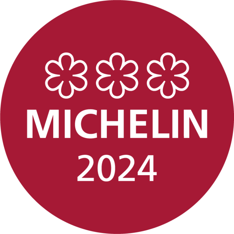 Runder roter Hintergrund mit drei weißen Blumen und dem Text "MICHELIN 2024" in großen Buchstaben.