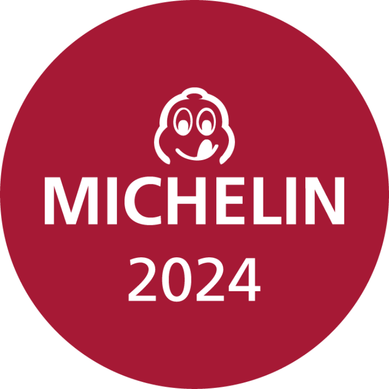 Runder roter Hintergrund mit dem Text "MICHELIN 2024" in weißer Schrift und einem lächelnden Michelin-Männchen darüber.