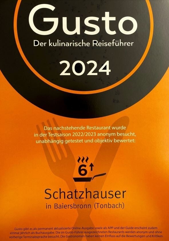 Auszeichnung des Gusto Reiseführers 2024 mit dem Titel "Gusto Der kulinarische Reiseführer 2024". Unten steht "10* Schwarzwaldstube in Baiersbronn (Tonbach)".