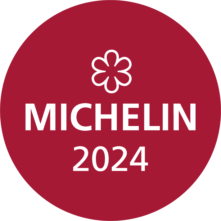 Runder roter Hintergrund mit dem Text "MICHELIN 2024" in Weiß und einer weißen Blume darüber.