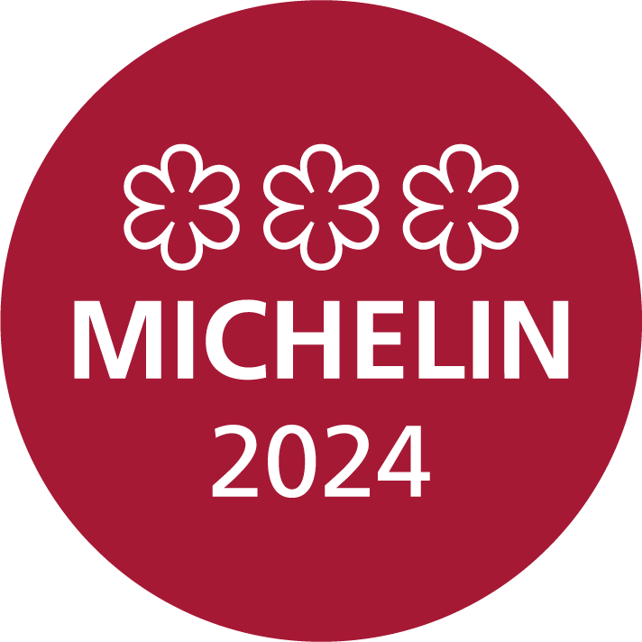 Runder roter Hintergrund mit drei weißen Blumen und dem Text "MICHELIN 2024" in großen Buchstaben.