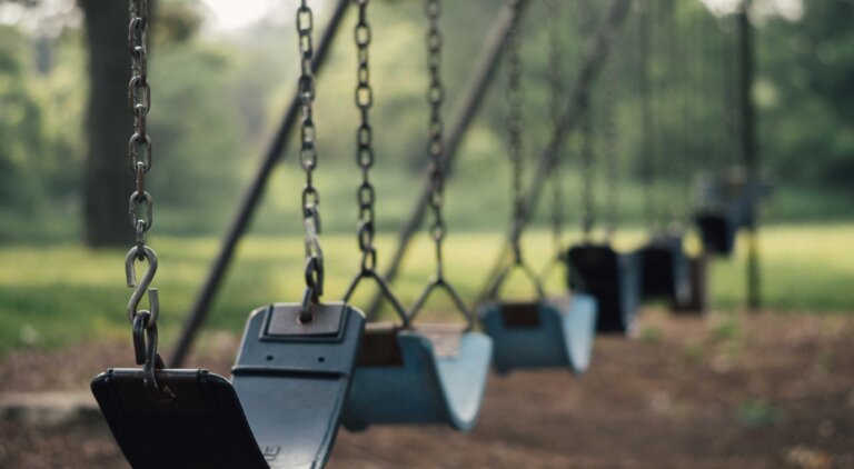 Leere Schaukeln im Park – Spielplatz im Grünen für Familienurlaub und Kinderfreundlichkeit im Schwarzwald.