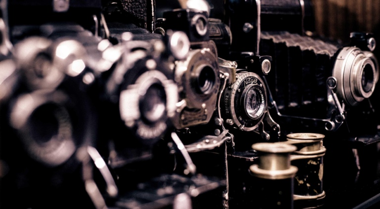 Detailaufnahme historischer Kameras – Vintage-Fotografie und Retro-Kameratechnik als stilvolles Design-Element im Luxushotel Schwarzwald.