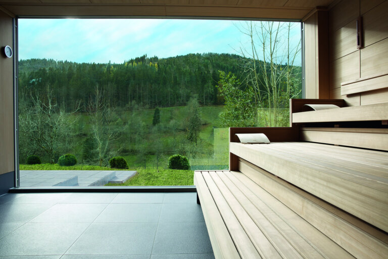 Eine moderne Sauna mit Holzbänken und Panoramablick auf die Natur im Schwarzwald.