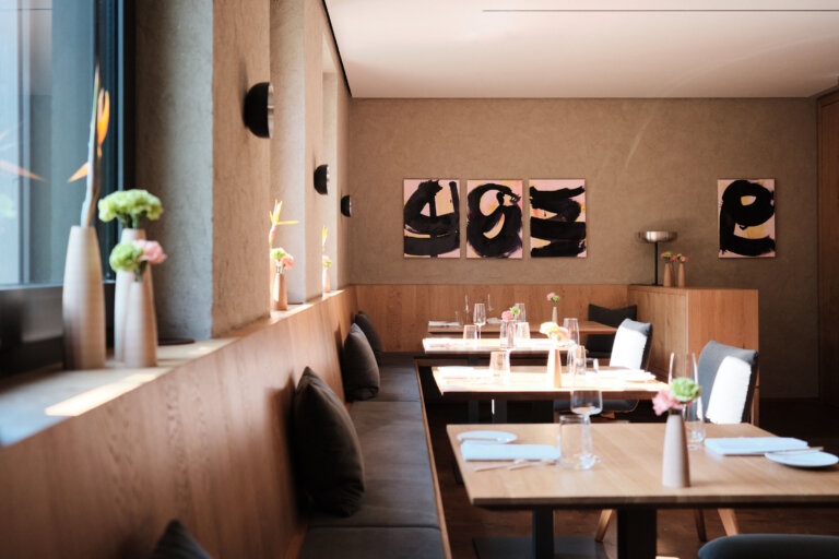 Modern gedecktes Restaurant im Luxushotel Traube Tonbach – stilvolles Fine Dining Ambiente im Schwarzwald mit Design-Details.