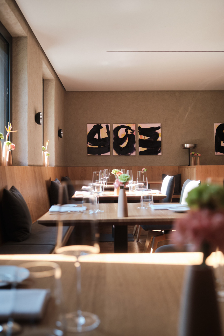Elegantes Restaurant im Luxushotel Traube Tonbach – gedeckte Tische für exklusives Gourmet-Erlebnis im Schwarzwald.