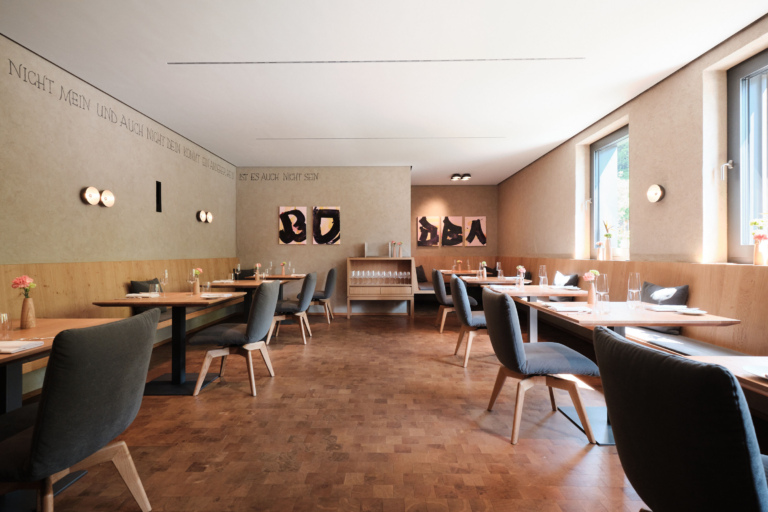 Modernes Restaurant im Luxushotel Traube Tonbach – stilvolles Fine Dining Ambiente im Schwarzwald.