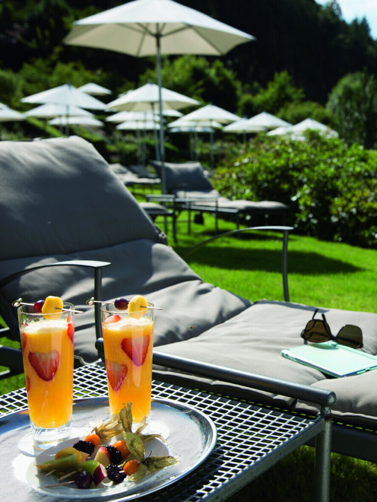 Frische Obstcocktails auf der Liegewiese – Wellnessurlaub und Erholung im 5-Sterne-Hotel Traube Tonbach Schwarzwald.