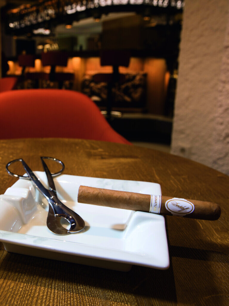 Zigarre mit Cutter im Aschenbecher – stilvoller Genussmoment in der exklusiven Hotelbar Traube Tonbach Schwarzwald.