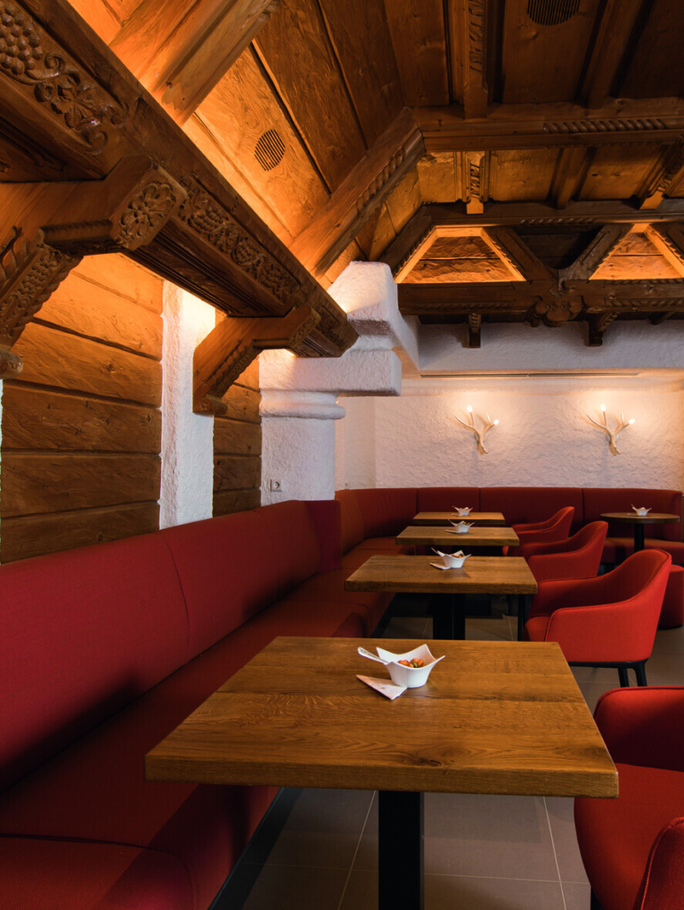 Gemütliche Hotelbar im Traube Tonbach – stilvolles Ambiente mit Holzdecke und Lounge-Sitzplätzen im Schwarzwald.