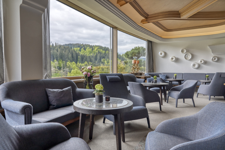 Elegante Hotel-Lounge im Luxushotel Traube Tonbach – stilvolle Sitzgelegenheiten mit Panoramablick auf den Schwarzwald.