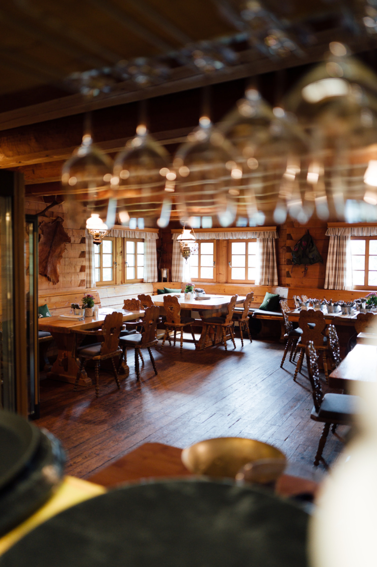 Traditionelle Blockhütte im Schwarzwald – rustikales Restaurant mit Holzmöbeln und gemütlicher Atmosphäre im Traube Tonbach.
