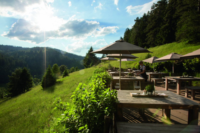Sonnenterrasse an der Blockhütte im Schwarzwald – Panoramablick und regionale Kulinarik beim Luxushotel Traube Tonbach.