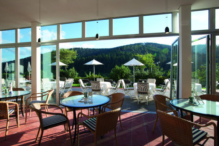 Gemütliches Hotelbistro mit Terrasse – entspannter Genuss nach dem Wellnessaufenthalt im 5-Sterne-Hotel Schwarzwald.