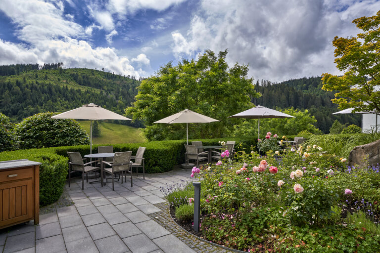 Rosengarten mit Sonnenterrasse im Luxushotel Traube Tonbach – Erholung und Naturgenuss im Schwarzwald.