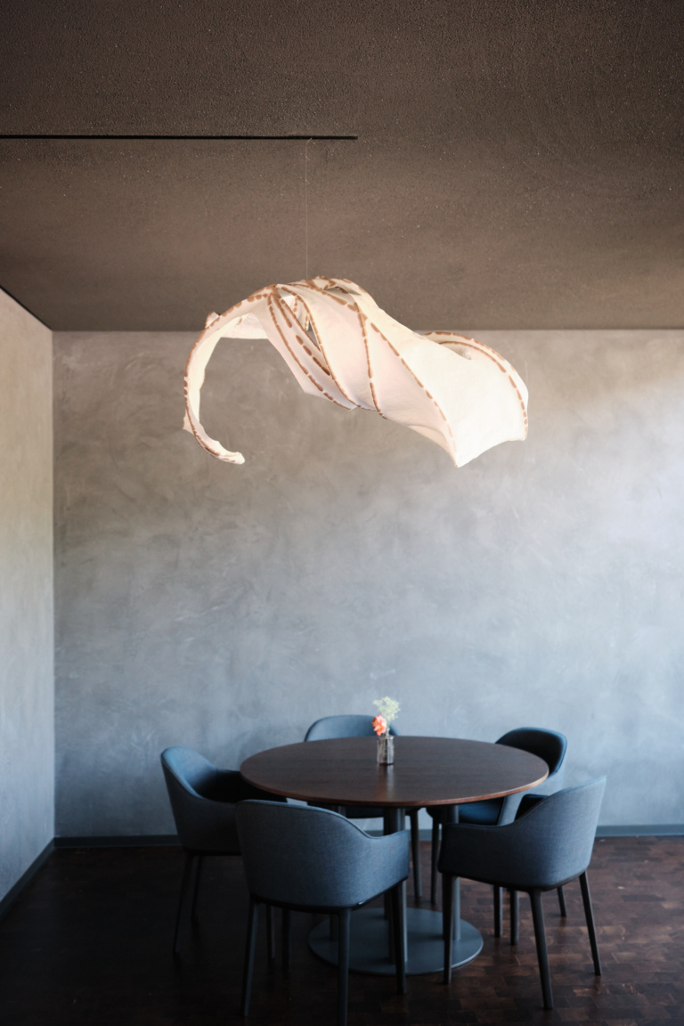Modernes Restaurantdetail im Luxushotel Traube Tonbach – stilvoller Tisch mit Designerleuchte im Schwarzwald.