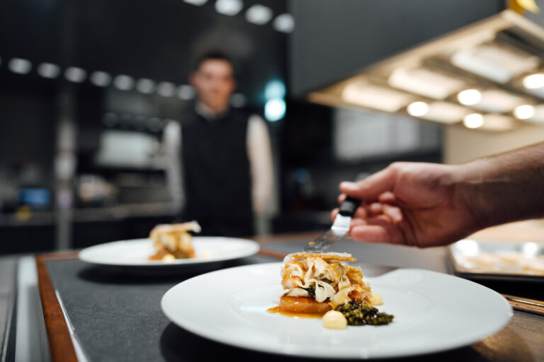 Feinschmeckergericht in der Schwarzwaldstube Traube Tonbach – Fine Dining Kreation im Gourmetrestaurant Schwarzwald.