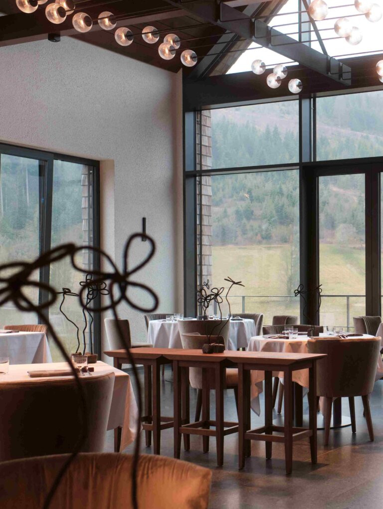 Stilvolles Gourmetrestaurant im Traube Tonbach – modernes Fine Dining mit Panoramafenstern und Blick auf den Schwarzwald.