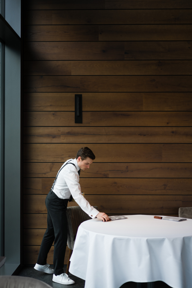 Service-Mitarbeiter beim Eindecken eines Tisches – exzellenter Service im Gourmetrestaurant Traube Tonbach Schwarzwald.