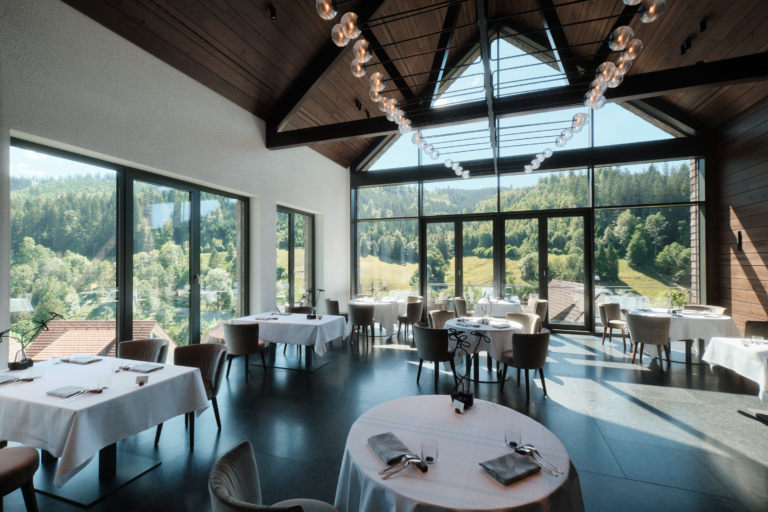 Gourmetrestaurant im Luxushotel Traube Tonbach – Fine Dining mit Panoramafenstern und Blick in den Schwarzwald.