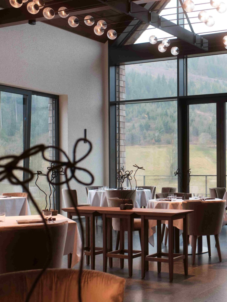 Stilvolles Gourmetrestaurant im Traube Tonbach – modernes Fine Dining mit Panoramafenstern und Blick auf den Schwarzwald.