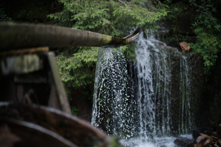 Kleiner Wasserfall im Schwarzwald nahe dem Hotel Traube Tonbach in Baiersbronn.