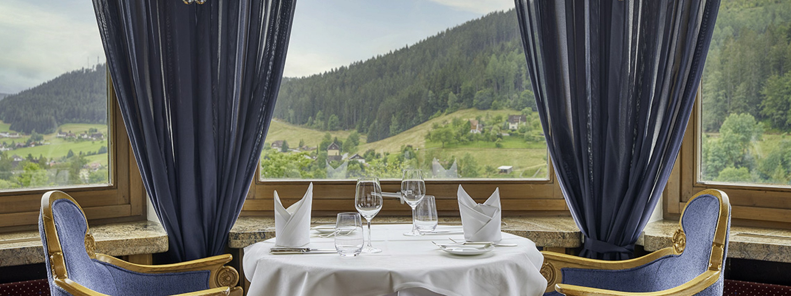 Edler Tisch mit Panoramablick im Restaurant Silberberg in Baiersbronn.