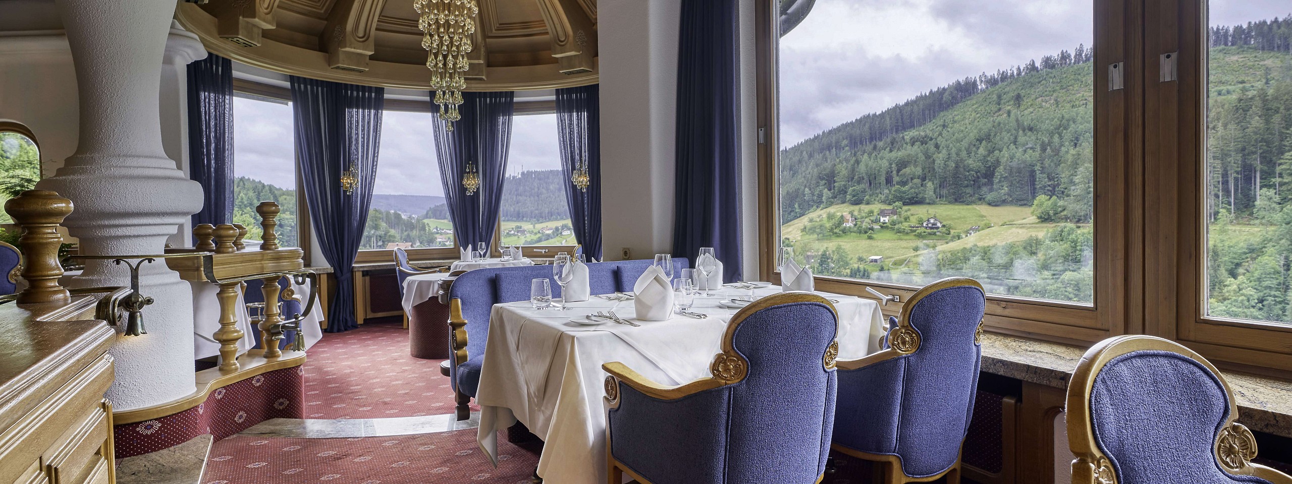 Das exquisite Restaurant Silberberg in der Eventlocation im Schwarzwald mit Blick auf die Berge.