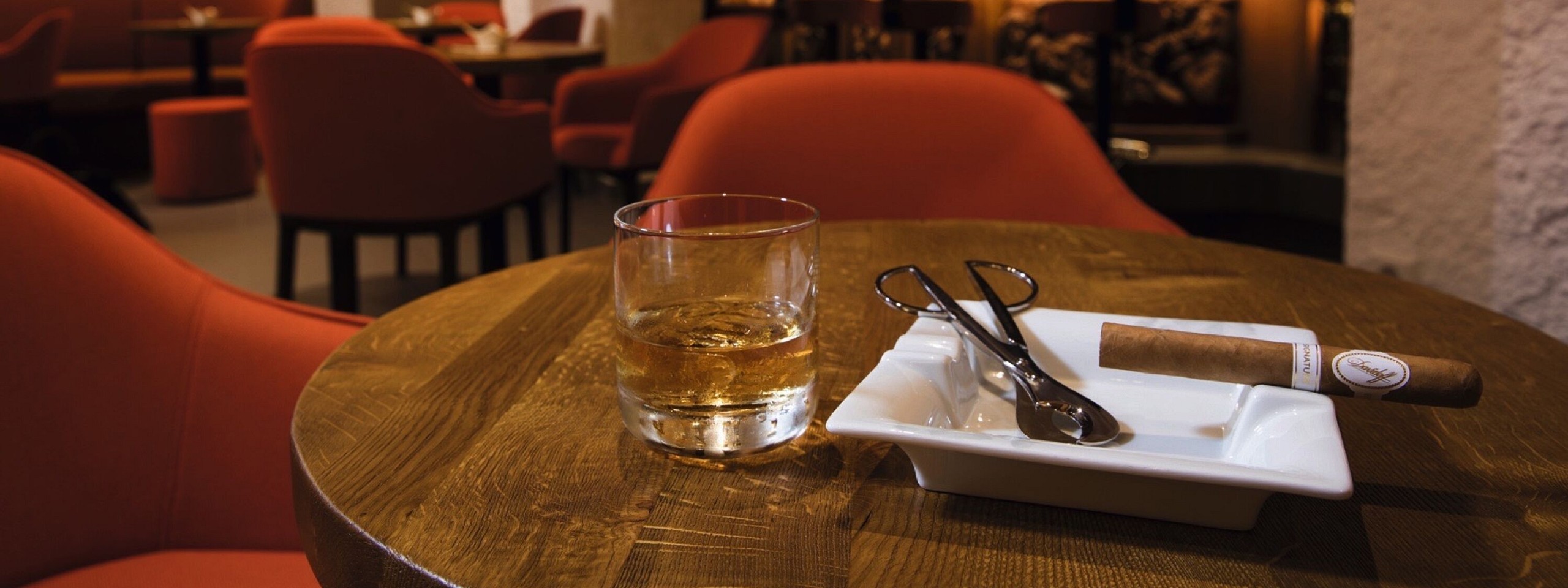 Gefülltes Glas und eine Zigarre in der Hotelbar nahe dem Restaurant in Baiersbronn.