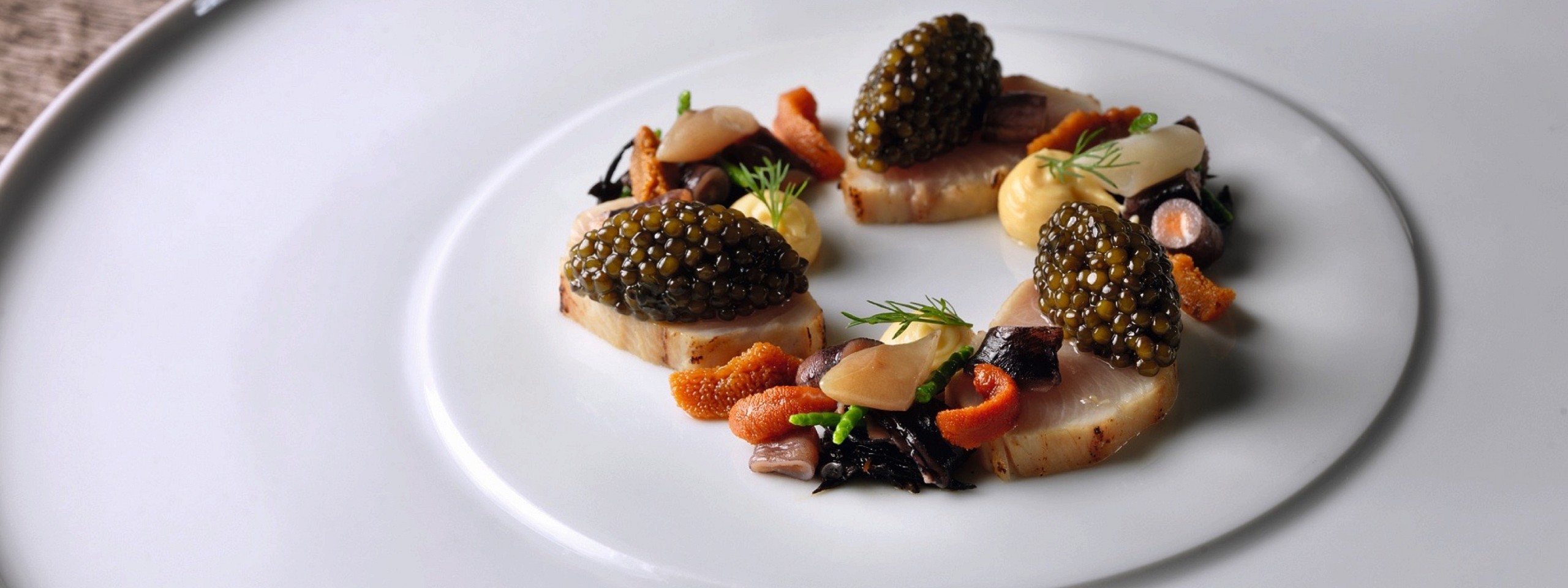 Gebeizte Stachelmakrele mit Kaviar garniert im Restaurant des Hotels im Schwarzwald.