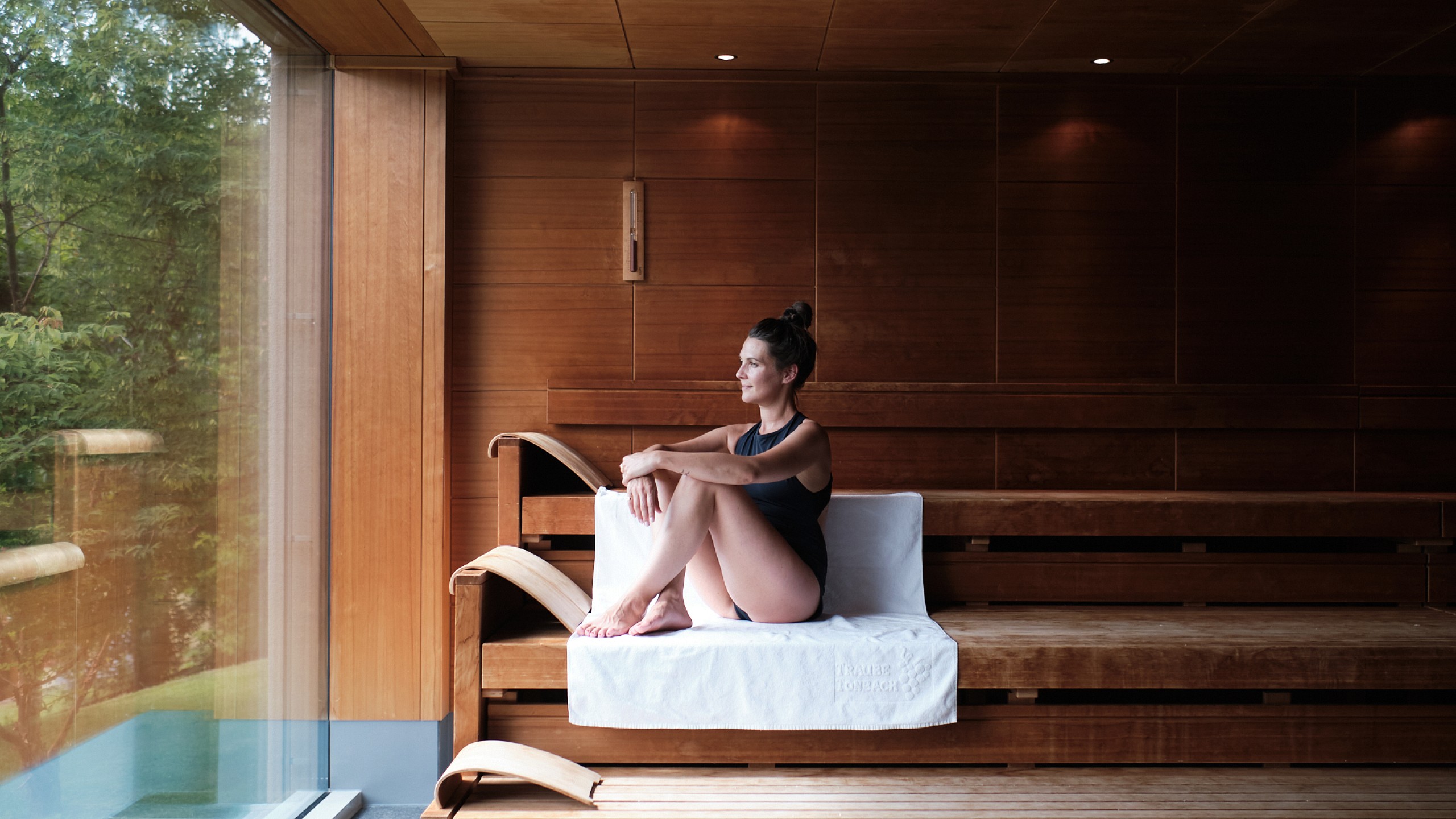 Eine junge Frau entspannt im Day Spa des Hotels im Schwarzwald.