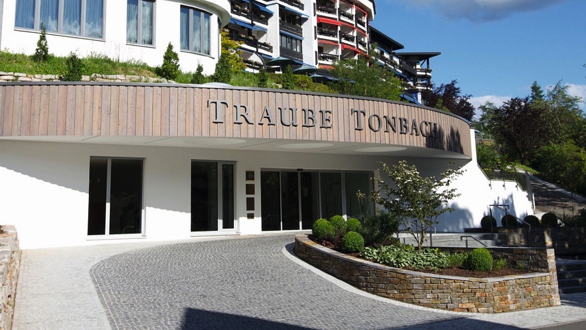 Außenansicht des Haupteingangs des Hotels Traube Tonbach im Schwarzwald.
