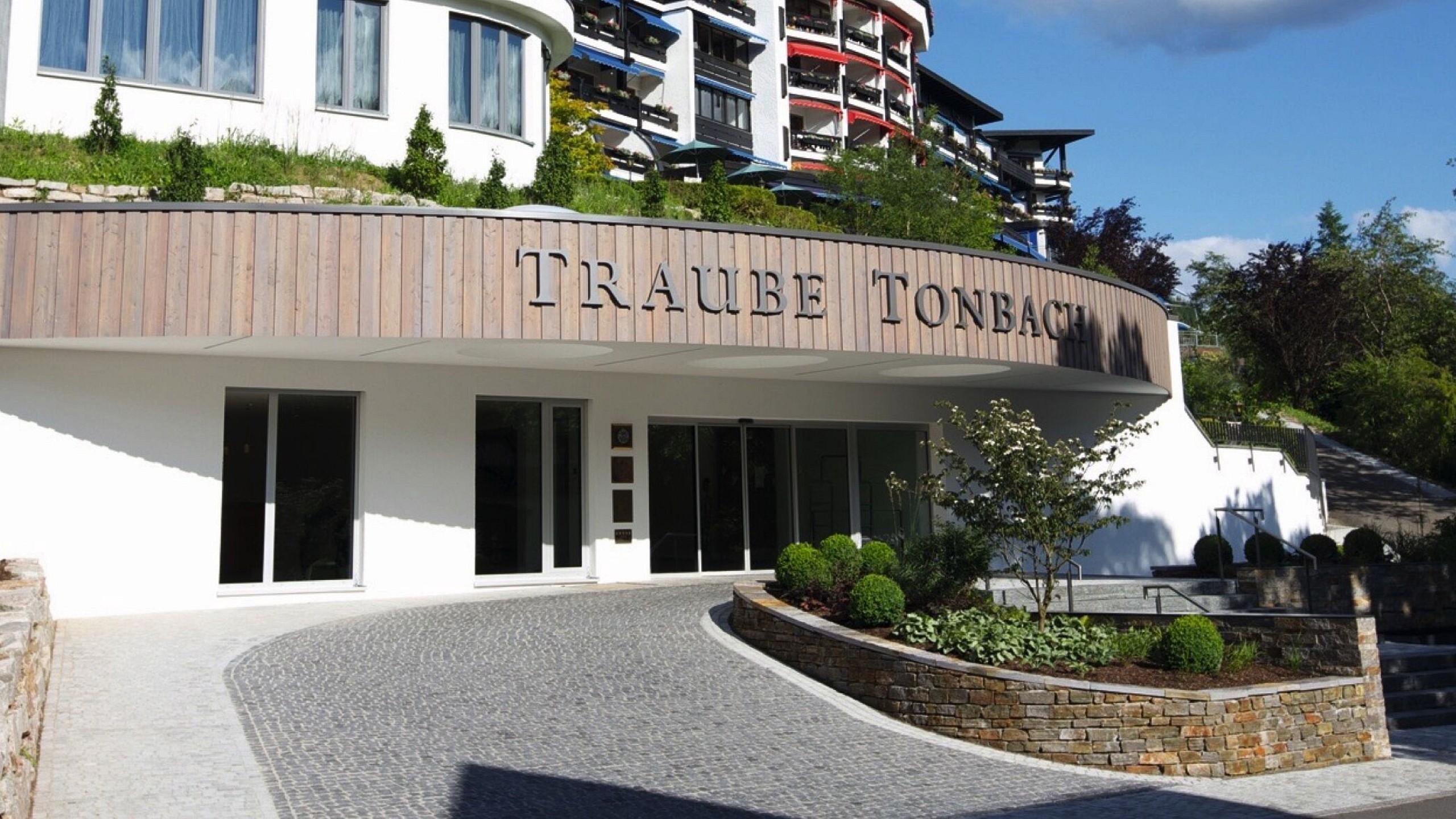 Traube Tonbach Bâtiment Principal Vue Extérieur Entrée