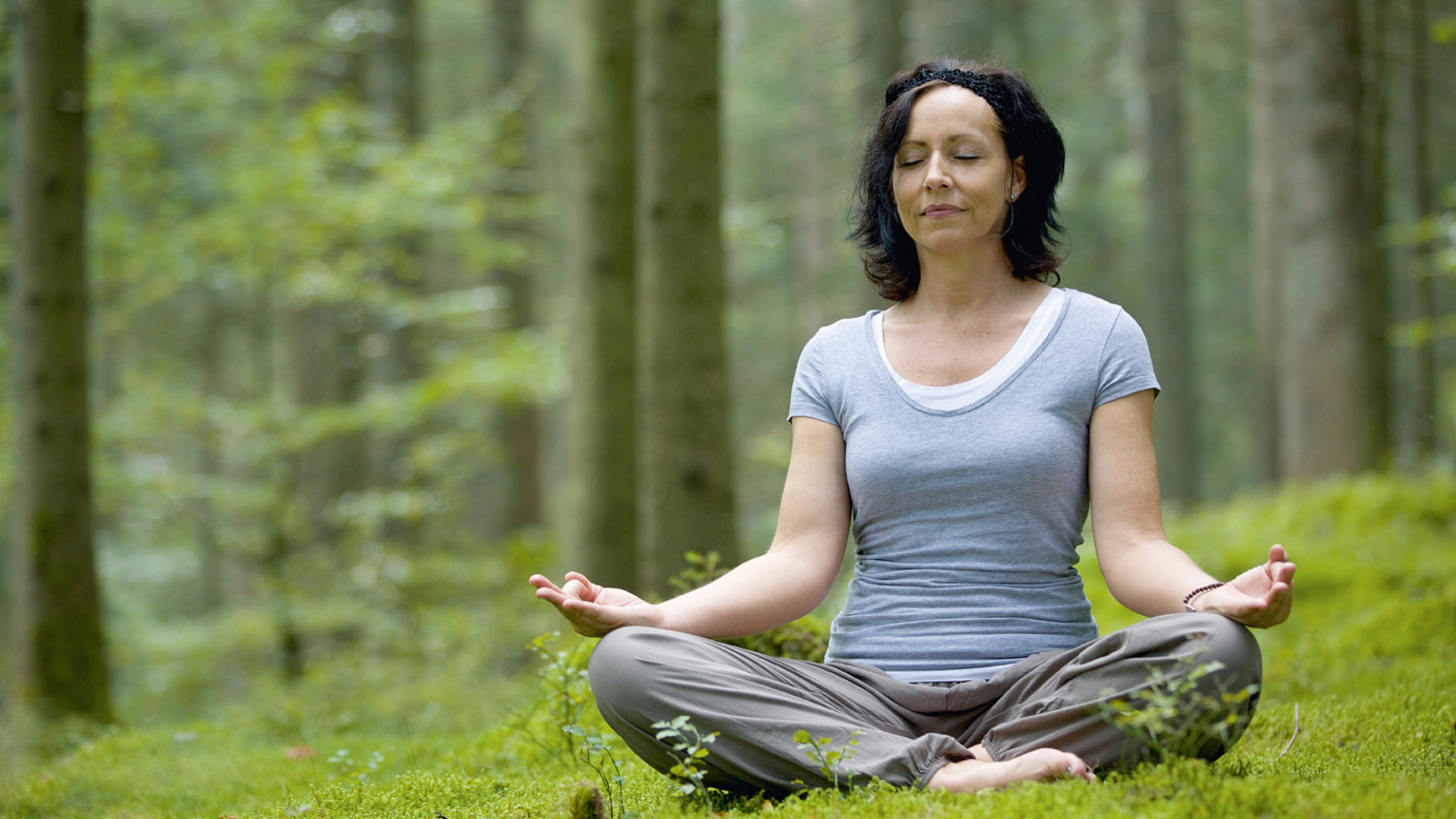 Am Familienhotel im Schwarzwald praktiziert Yoga-Lehrerin Iris Mahler im Freien eine Yoga-Position.