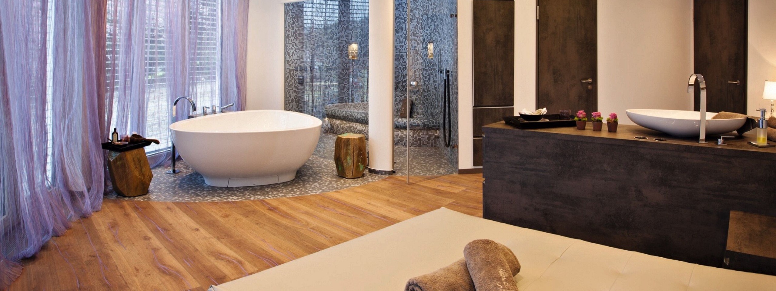 Moderner Spabereich mit freistehender Badewanne im Hotel im Schwarzwald.