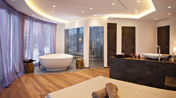 Moderner Spabereich mit freistehender Badewanne im Hotel im Schwarzwald.