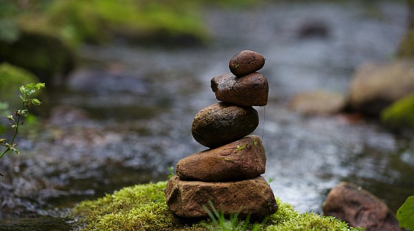 Aufeinander gestapelte Steine an einem Fluss in der Nähe des Hotels im Schwarzwald.