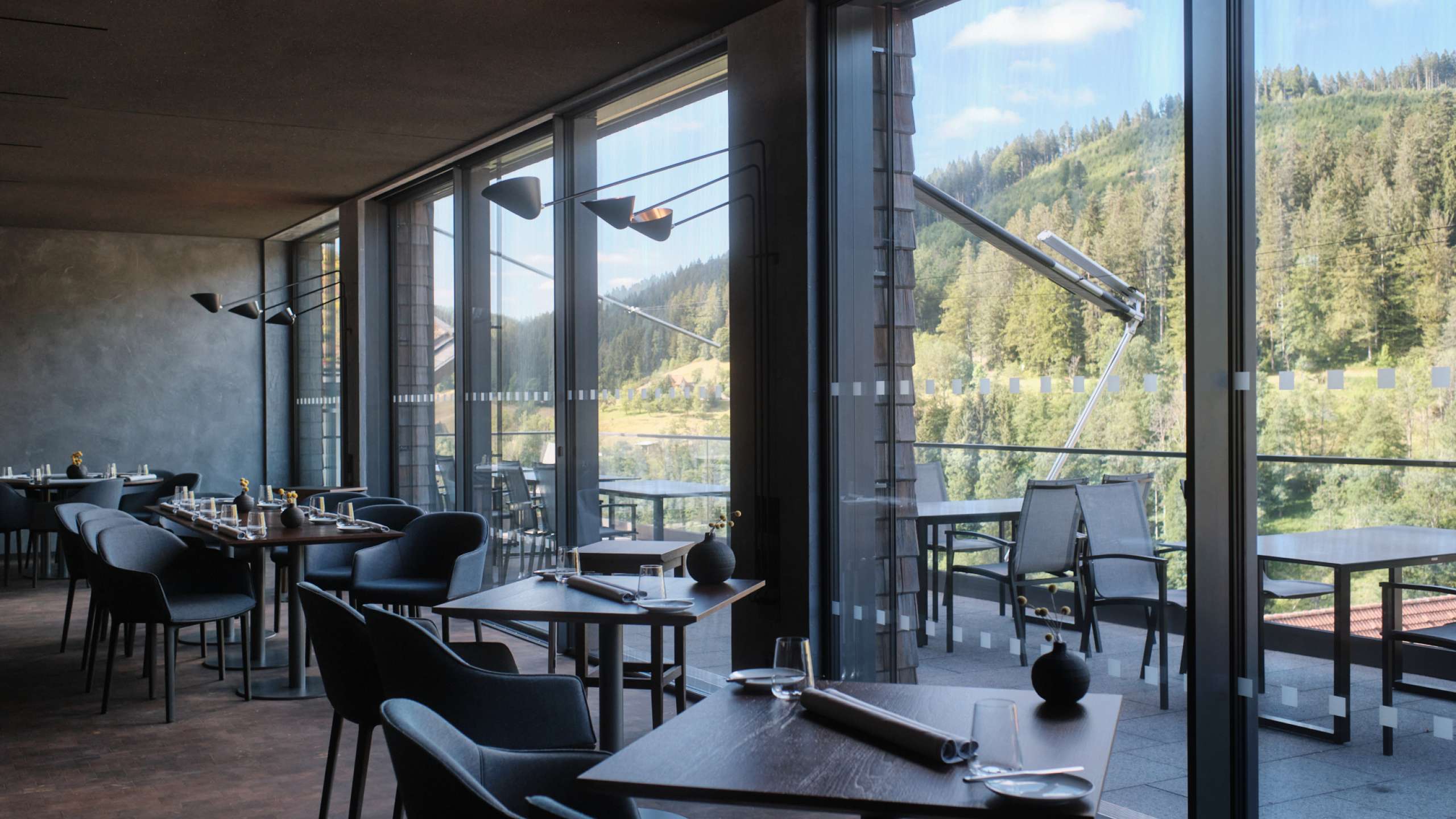 Das Restaurant Schatzhauser in der Eventlocation im Schwarzwald mit Blick auf grüne Bergkulisse.