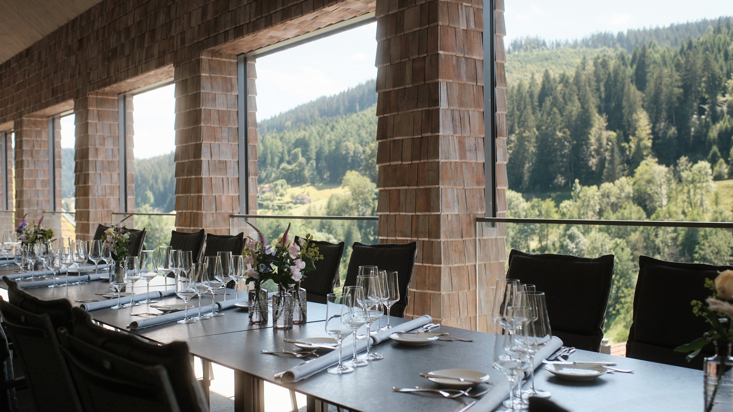 Festlich eingedeckter Tisch im 5 Sterne Superior Hotel im Schwarzwald.