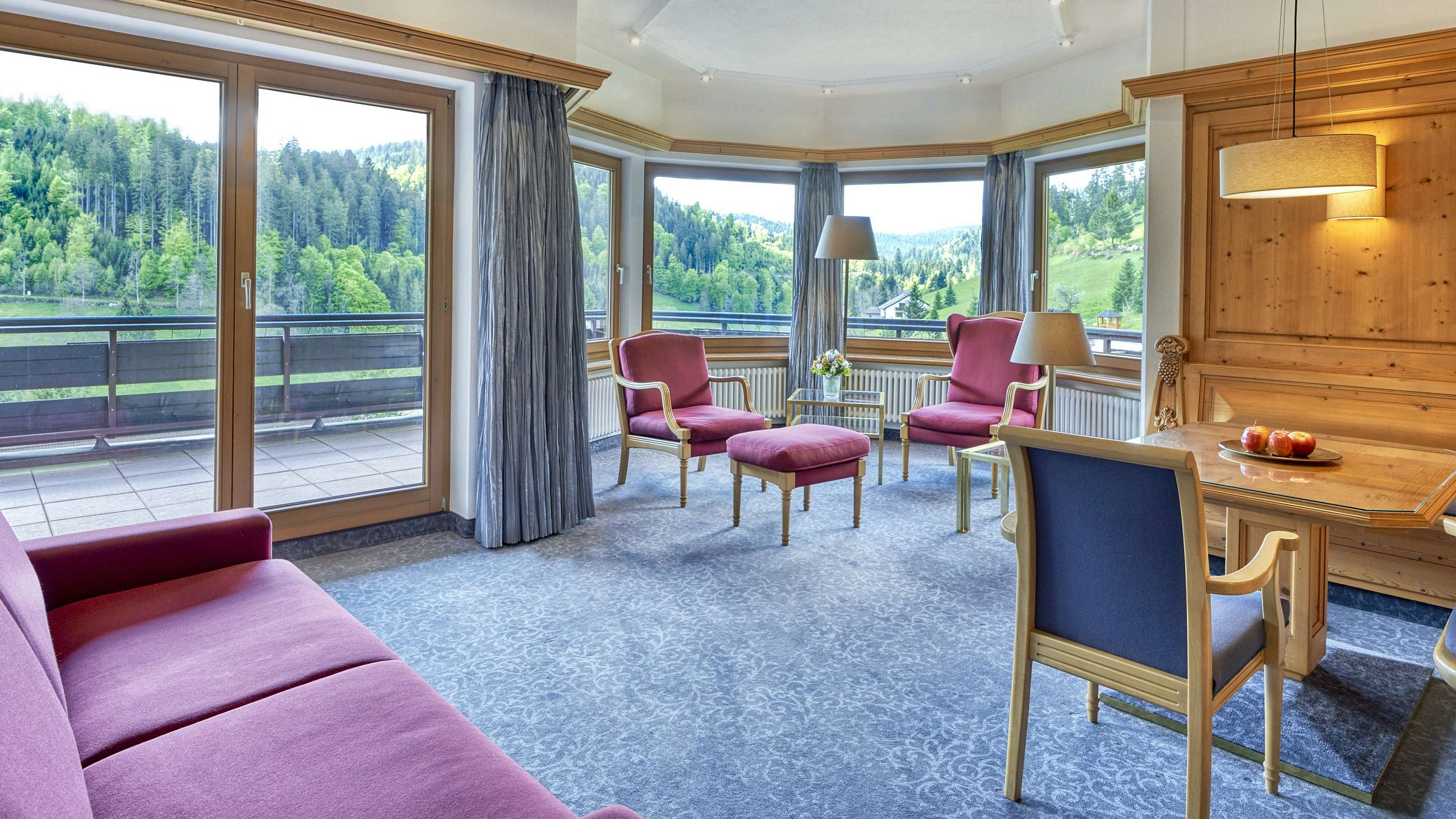 Einladend eingerichtetes Zimmer im 5 Sterne Superior Hotel im Schwarzwald.