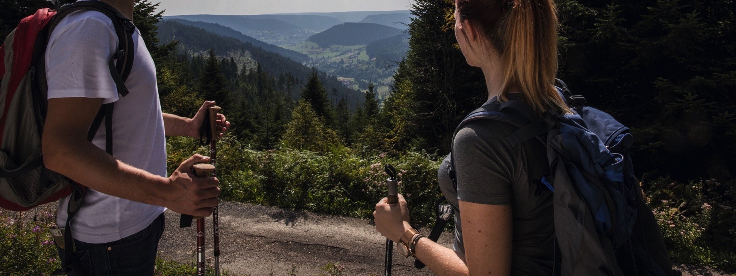 Zwei Wanderer betrachten das Bergtal in der Umgebung des Familienhotels im Schwarzwald.