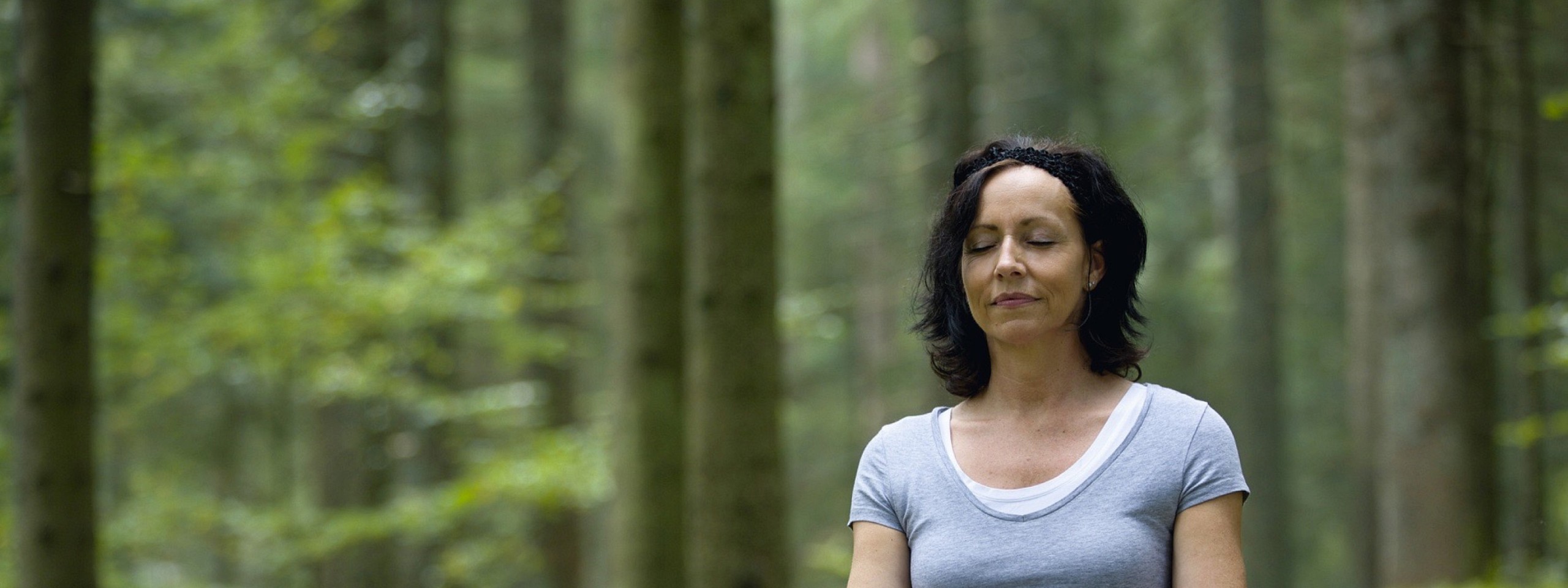 Yoga-Lehrerin Iris Mahler in Yoga-Position auf einer Wiese im Yoga Hotel im Schwarzwald.