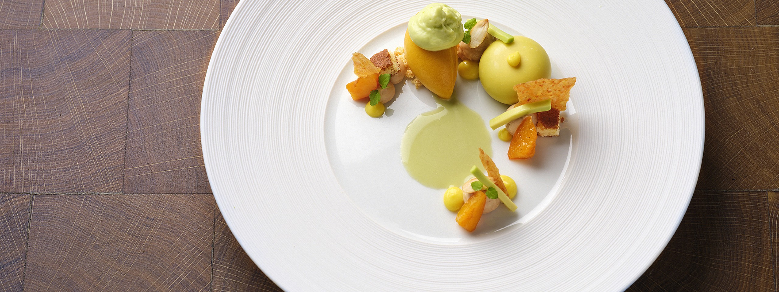 Fruchtiges Dessert auf weißem Teller angerichtet im Sterne Restaurant im Schwarzwald.