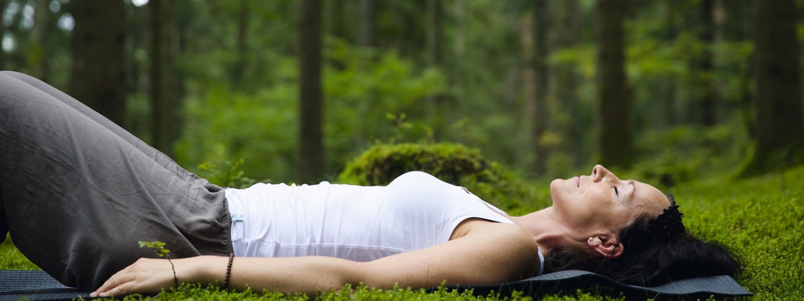 Yoga-Lehrerin Iris Mahler liegt in einer entspannenden Position nahe dem Yoga Hotels im Schwarzwald.