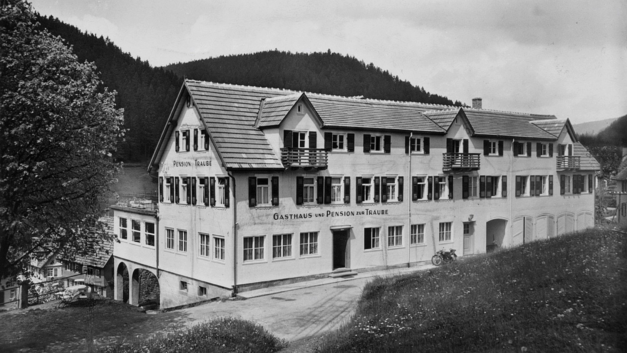 Außenansicht des im Jahr 1789 eröffneten 5 Sterne Superior Hotels im Schwarzwald.