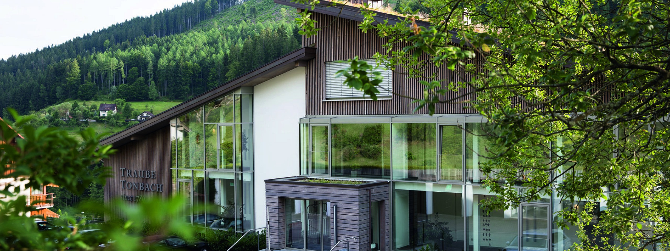 Außenansicht des modernen Hotels mit verschiedenen Arrangements im Schwarzwald.