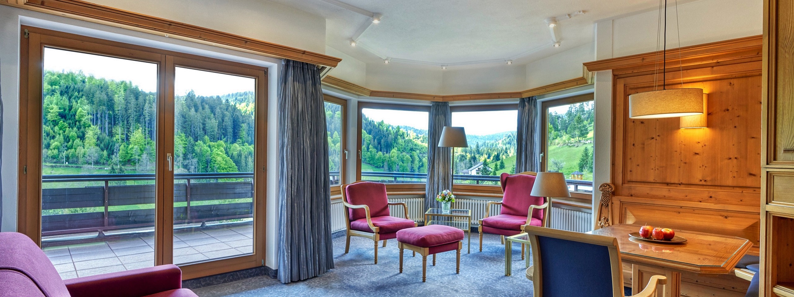 Junior-Suite, eines der Hotelzimmer im Schwarzwald, mit mehreren Sitzgelegenheiten.
