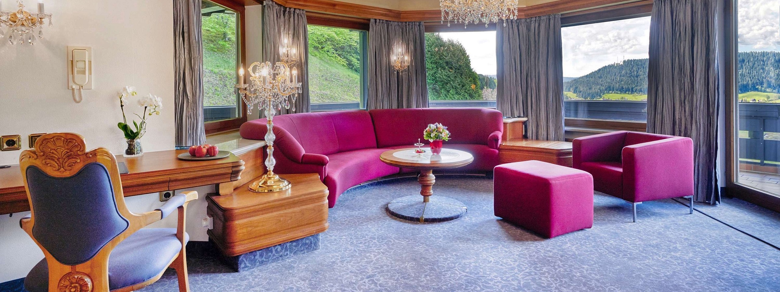 Prachtvoller Sitzbereich der Suite Dompfaff, eines der Hotelzimmer im Schwarzwald.