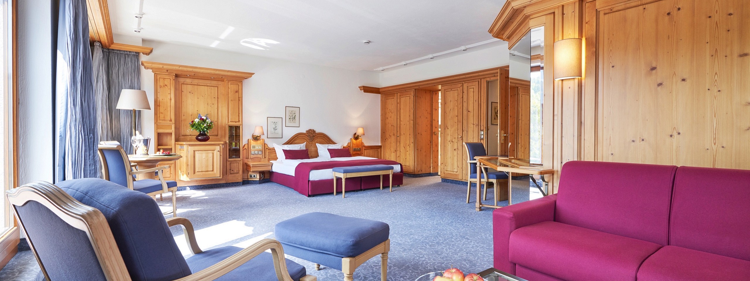 Wohn -und Schlafbereich mit viel Platz in einem der Hotelzimmer im Schwarzwald.